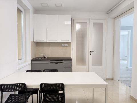 Eladó Lakás 7623 Pécs , Belvárosban felújított 113m2-es, vállalkozásra is alkalmas lakás