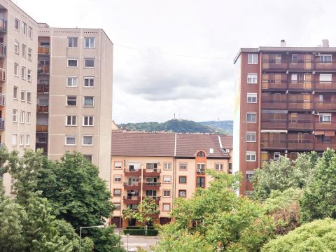 Eladó Lakás 1083 Budapest 8. kerület , A CORVIN SÉTÁNYNÁL PANORÁMÁS PANELLAKÁS ÚJ ABLAKOKKAL!