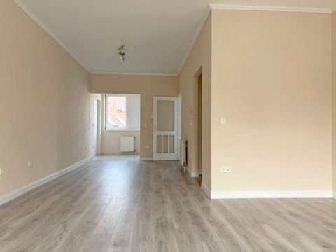 Kiadó Lakás 6000 Kecskemét Belvárosi ALDI mellett liftes házban nappali + 2 szobás