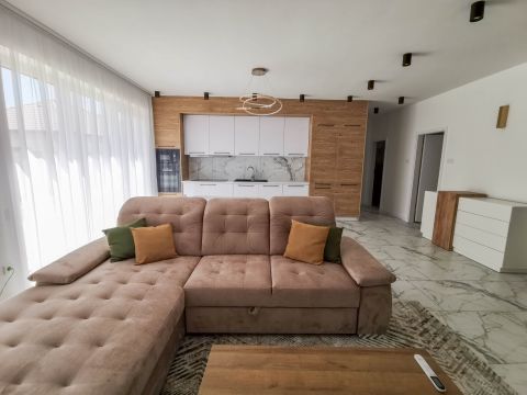 Kiadó Ház 4551 Nyíregyháza , Nyíregyháza Orosi útból nyíló utcában.