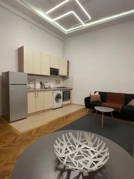 Eladó Lakás 1073 Budapest 7. kerület , Liszt Ferenc tér közelében 1,5 szobás felújított lakás