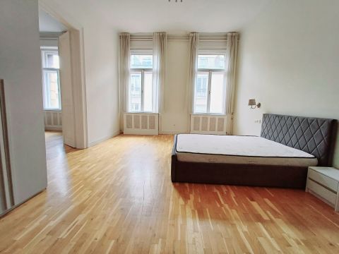 Eladó Lakás 1061 Budapest 6. kerület , Az Anker házban, napfényes, utcai