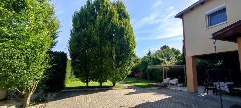 Eladó Ház 2900 Komárom Befektetők figyelem! Működő apartmanház a strand közelében