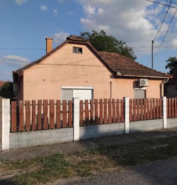 Eladó Ház 6070 Izsák , Családi ház nappali +2 szoba