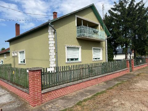 Eladó Ház 2766 Tápiószele , 2766 Tápiószele, családi házas