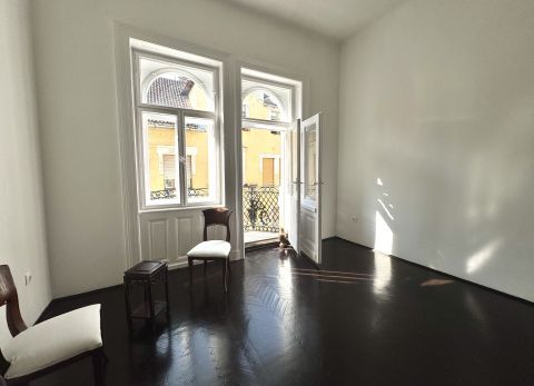 Kiadó Lakás 1063 Budapest 6. kerület , Kiadó frissen felújított, bútorozatlan lakás a Diplomatanegy