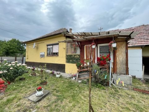 Eladó Ház 3063 Jobbágyi Központhoz közeli, aszfaltozott, csendes utca