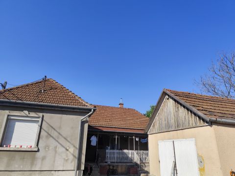 Eladó Ház 2330 Dunaharaszti Dunaharasztin házrész eladó.Kiadásra is alkalmas.