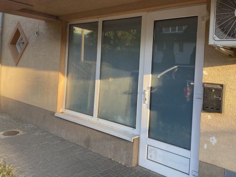 Eladó Üzlethelyiség 9400 Sopron Ágfalvi lakópark kiemelt részén üzlet eladó!