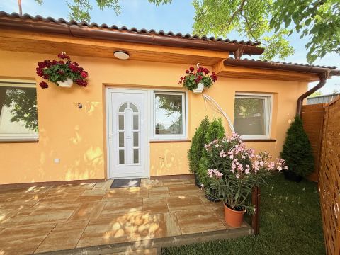 Eladó Lakás 1205 Budapest 20. kerület Felújított, két szoba, udvar, gépkocsibeálló