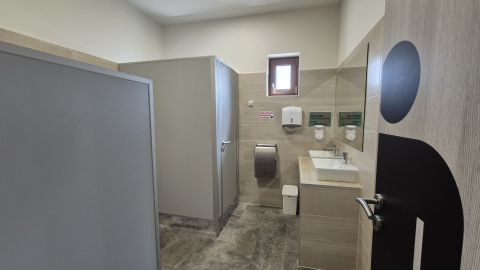 Eladó Üzlethelyiség 6000 Kecskemét Felújított több funkciós 279nm épület, 4859nm telken