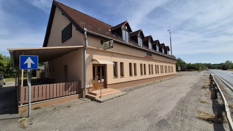 Eladó Üzlethelyiség 6000 Kecskemét , Felújított több funkciós 279nm épület, 4859nm telken