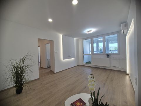 Eladó Lakás 1039 Budapest 3. kerület , Frissen felújított 2 szobás + loggiás lakás eladó Békáson