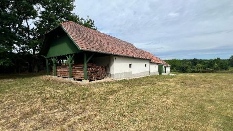 Eladó Ipari 8431 Bakonyszentlászló , 8431 Bakonyszentlászló, Falu közepe