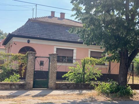 Kiadó Ház 6000 Kecskemét Kecskemét Villanegyedében családi ház KIADÓ