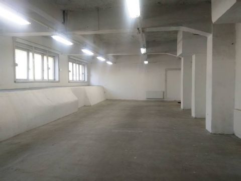 Kiadó Ipari 1044 Budapest 4. kerület , Újpest frekventált helyén, forgalmas út mellett