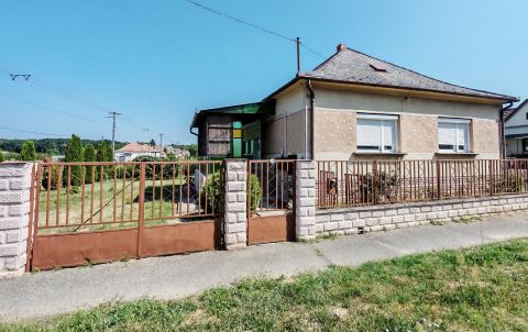Eladó Ház 7516 Berzence , Berzence főutcáján családi ház eladó 2000 m2-es telekkel! 