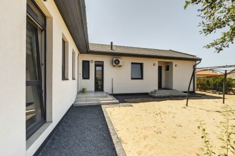 Eladó Ház 6000 Kecskemét , 2 rendbeli ház, sarki telken