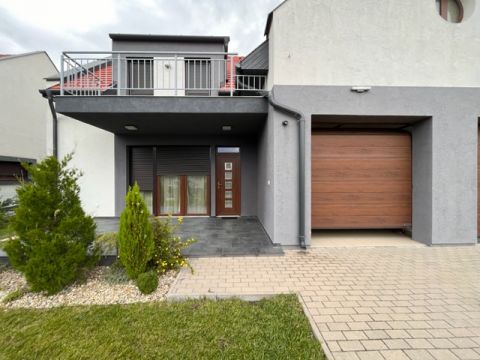 Eladó Lakás 6200 Kiskőrös , Eladó Kiskőrösön a Gábor Áron utcában egy 120 nm ikerház!