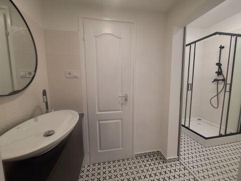 Eladó Lakás 7636 Pécs , === Földszinti kétszobás felújított lakás a Rózsadombon===