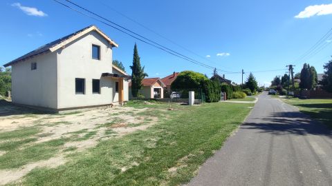 Eladó Ház 8648 Balatonkeresztúr Hullám utcai strandtól 10 percre újépítésű nyaraló (B)