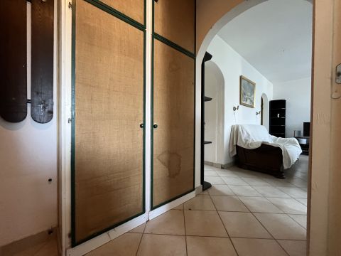 Eladó Lakás 8200 Veszprém tágas, felújítandó panel lakás, elérhető áron
