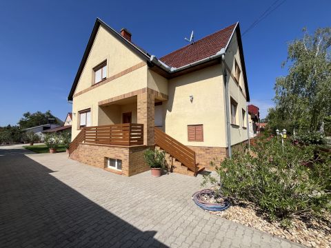 Eladó Ház 6000 Kecskemét , Petőfivárosban 279nm-es nappali+4 szobás ház, 640nm telken