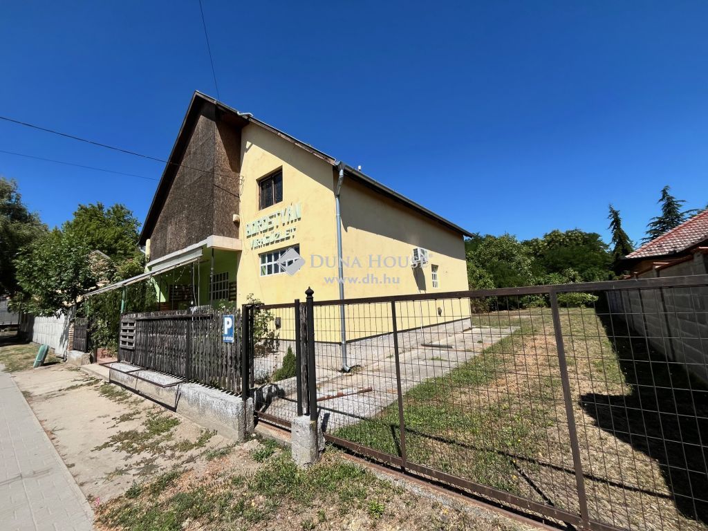 2251 Tápiószecső , Központban, számos felhasználási lehetőségre alkalmas ház! — 1/17