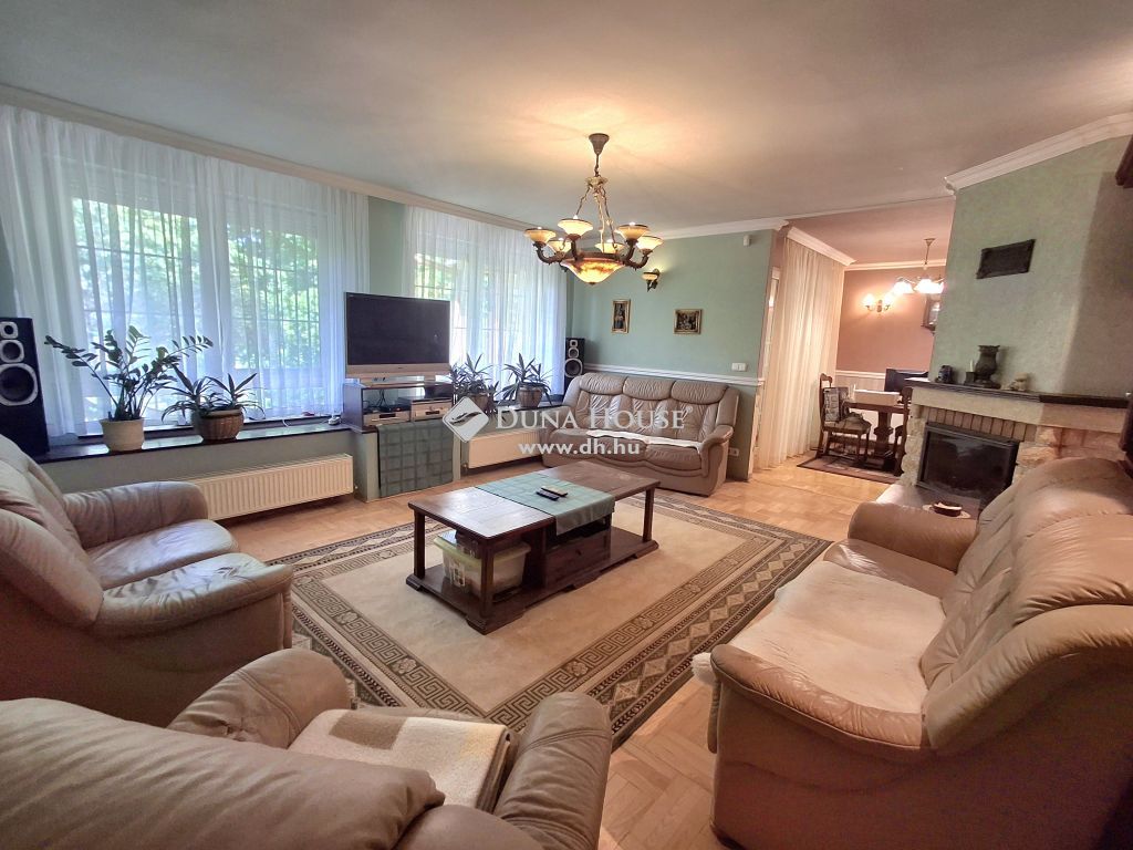4002 Debrecen , Az elfelejtett kastély közelében — 1/29