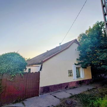 Eladó Ház 2200 Monor , Monor- Autóbusz pályaudvartól följebb 