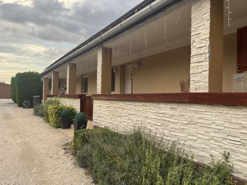 Eladó Ház 8093 Lovasberény , Központi részen