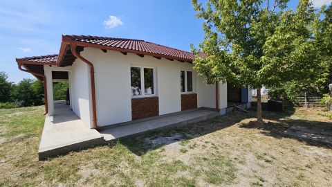 Eladó Ház 7042 Pálfa , Csendes központi részen.