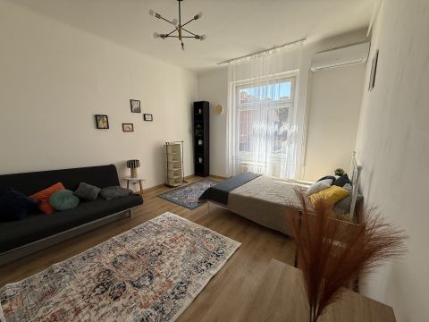 Eladó Lakás 1086 Budapest 8. kerület Felújított kislakás a Lujza utcában