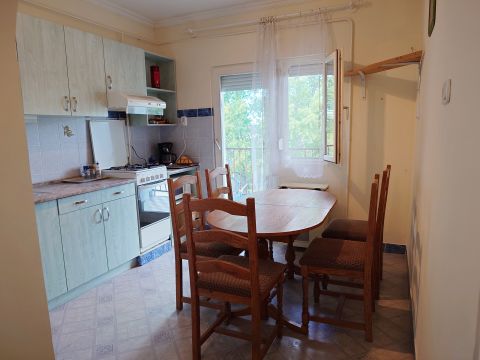Eladó Lakás 6000 Kecskemét , 61 m2-es szigetelt lakás tárolóval, beállóval.