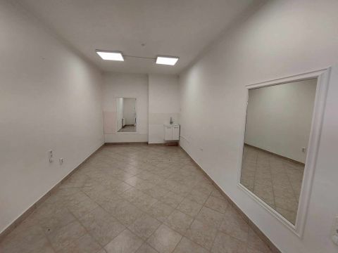Kiadó Üzlethelyiség 9400 Sopron , Korona üzletházban kiadó földszinti 20m2-es üzlet