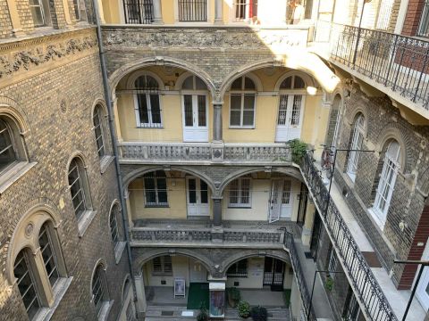 Eladó Lakás 1067 Budapest 6. kerület , Oktogon és Nyugati pályaudvar között patinás házban
