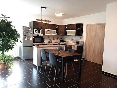 Eladó Lakás 8200 Veszprém , 8200 Veszprém, belvárosi