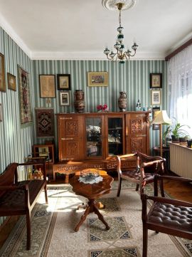 Eladó Ház 2600 Vác , belváros szélén - két szintes, kertes, garázsos