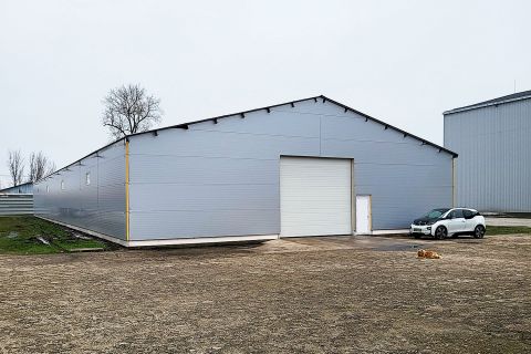 Kiadó Ipari 6100 Kiskunfélegyháza , 550 m2-es új építésű, edzett ipari padlós csarnok kiadó 