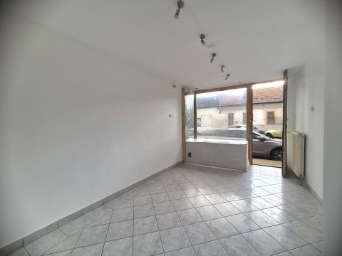 Kiadó Üzlethelyiség 1039 Budapest 3. kerület , Utcai bejáratos 20m2 üzlethelyiség/iroda kiadó Csillaghegyen