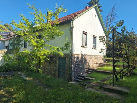 Eladó Ház 2100 Gödöllő , kiváló lokációban, 720 nm-es telken családi ház eladó