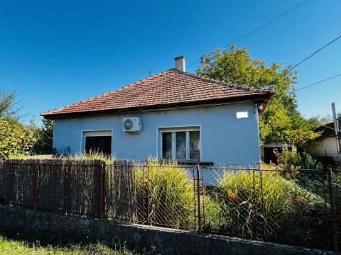 Eladó Ház 2766 Tápiószele , 2 szoba + nappalis Kádár-kocka, garázzsal, nagy telekkel!