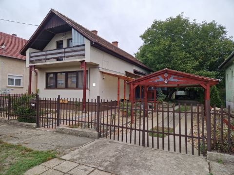 Eladó Ház 2211 Vasad , Vasadon 122 m2-es TÉGLA ház eladó nagy telekkel, garázsokkal