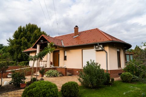 Eladó Ház 6000 Kecskemét , EXKLUZÍV CSALÁDI HÁZ A PETŐFIVÁROS KÖZELÉBEN!