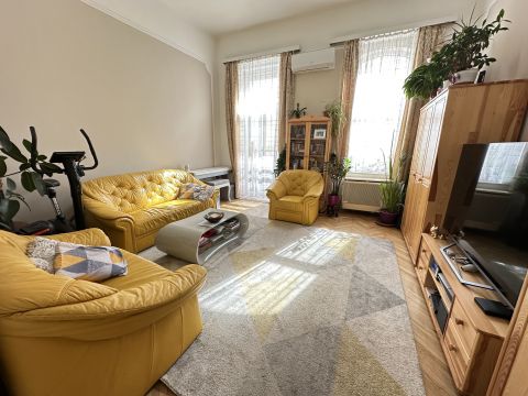 Eladó Lakás 1102 Budapest 10. kerület , Teljeskörűen felújított, nappali + két szoba, saját kerttel!