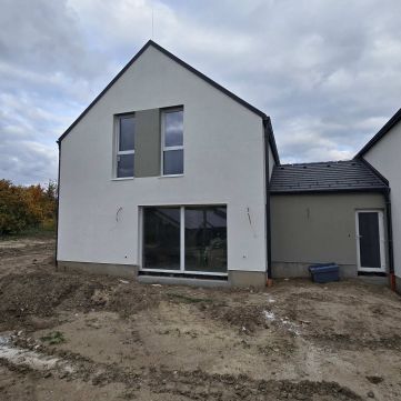 Eladó Lakás 8095 Pákozd NAPPALI+3 SZOBÁS KERTKAPCSOLATOS LAKÁS, GARÁZZSAL!