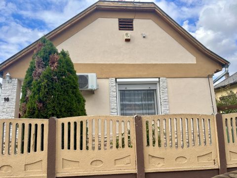 Eladó Ház 8093 Lovasberény , Központi részen