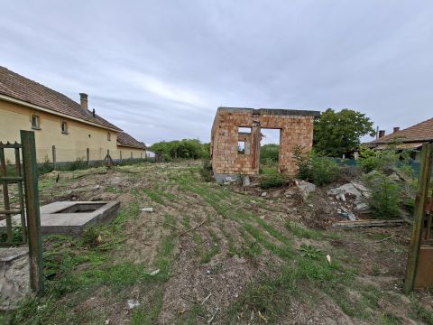 Eladó Telek 2711 Tápiószentmárton Csendes jó környéken,busz megállótól nem messze.