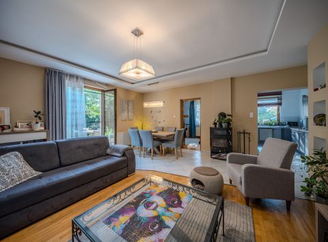 Eladó Lakás 2011 Budakalász , Kertkapcsolatos lakás eladó Budakalászon.