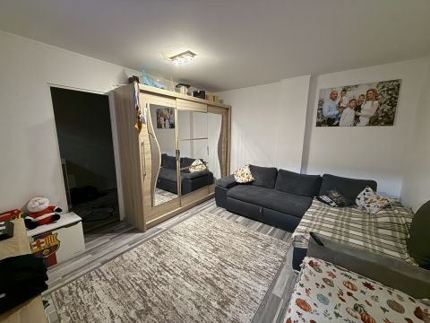 Eladó Lakás 1211 Budapest 21. kerület , Felújítiott, saját kertrésszel Csepel központjában